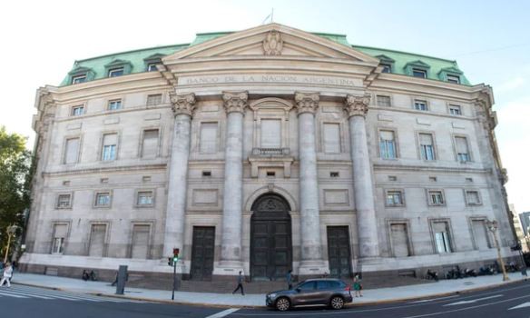 Milei firmó el decreto que transforma al Banco Nación en una sociedad anónima | Política y economía