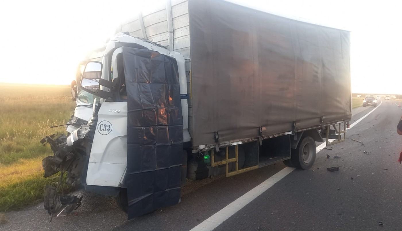 Un camión chocó a otro en la autopista Córdoba-Rosario: hay un muerto | Córdoba