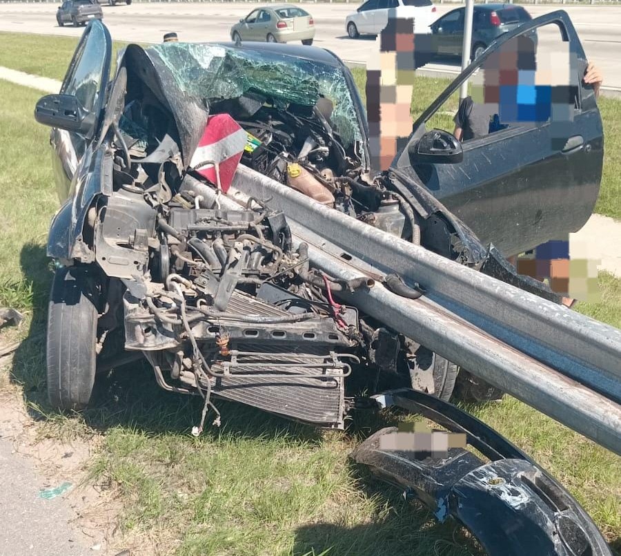 Conductor perdió el control de su auto y chocó contra un guardarraíl | Córdoba
