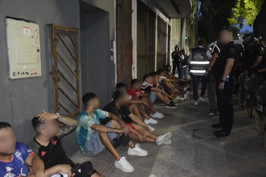 Dura sanción a hinchas de Huracán por generar disturbios en el clásico | Deportes