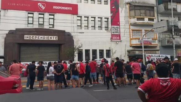 Socios de Independiente se juntaron para protestar contra el ataque de parte de la barra brava a una mujer | Deportes