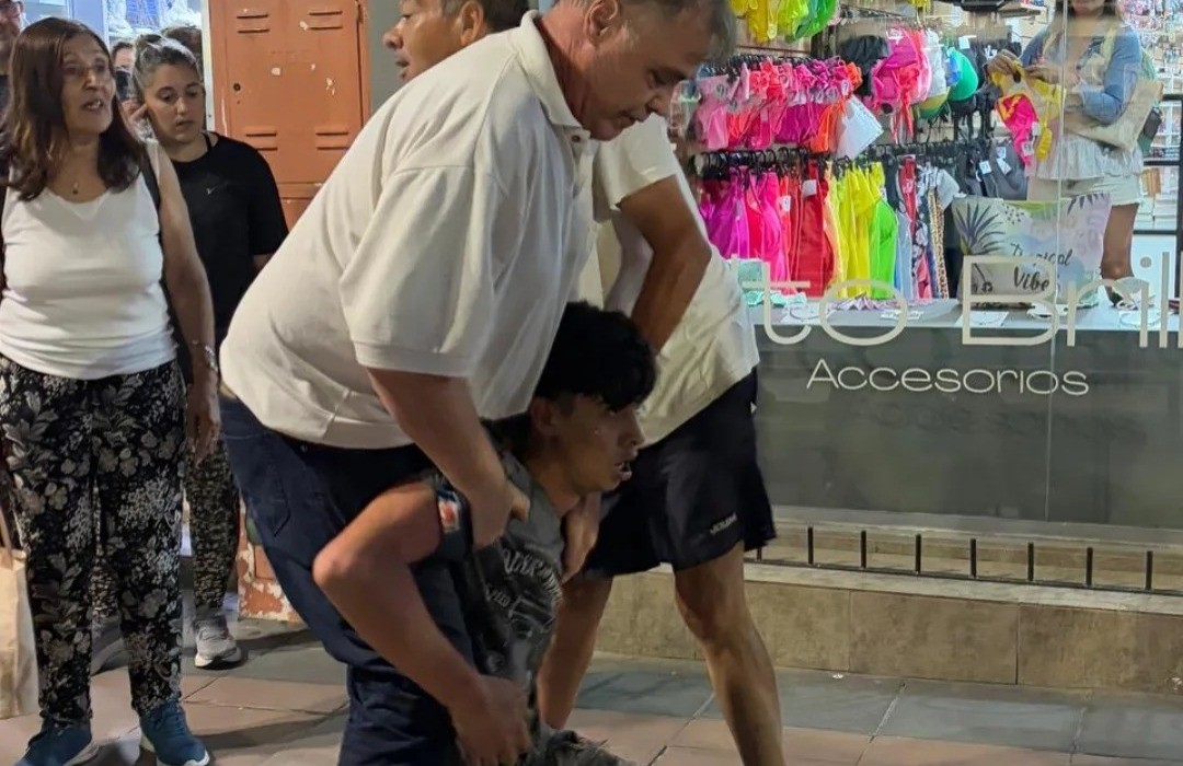 Robó una bicicleta, escapó y terminó chocando con una moto en Alta Gracia: lo agarraron los vecinos | Córdoba