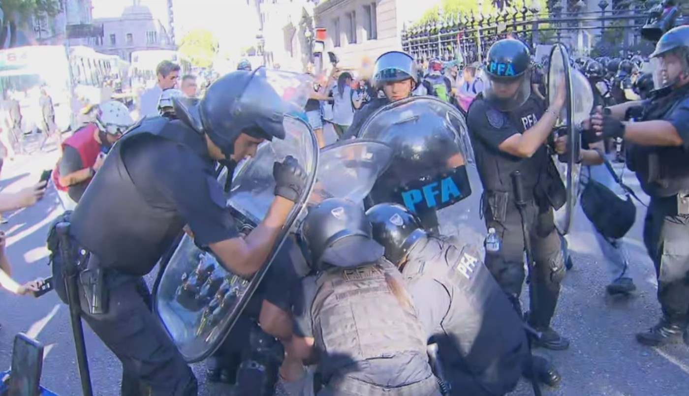 Tensión en el Congreso: enfrentamientos entre jubilados y la policía | Actualidad