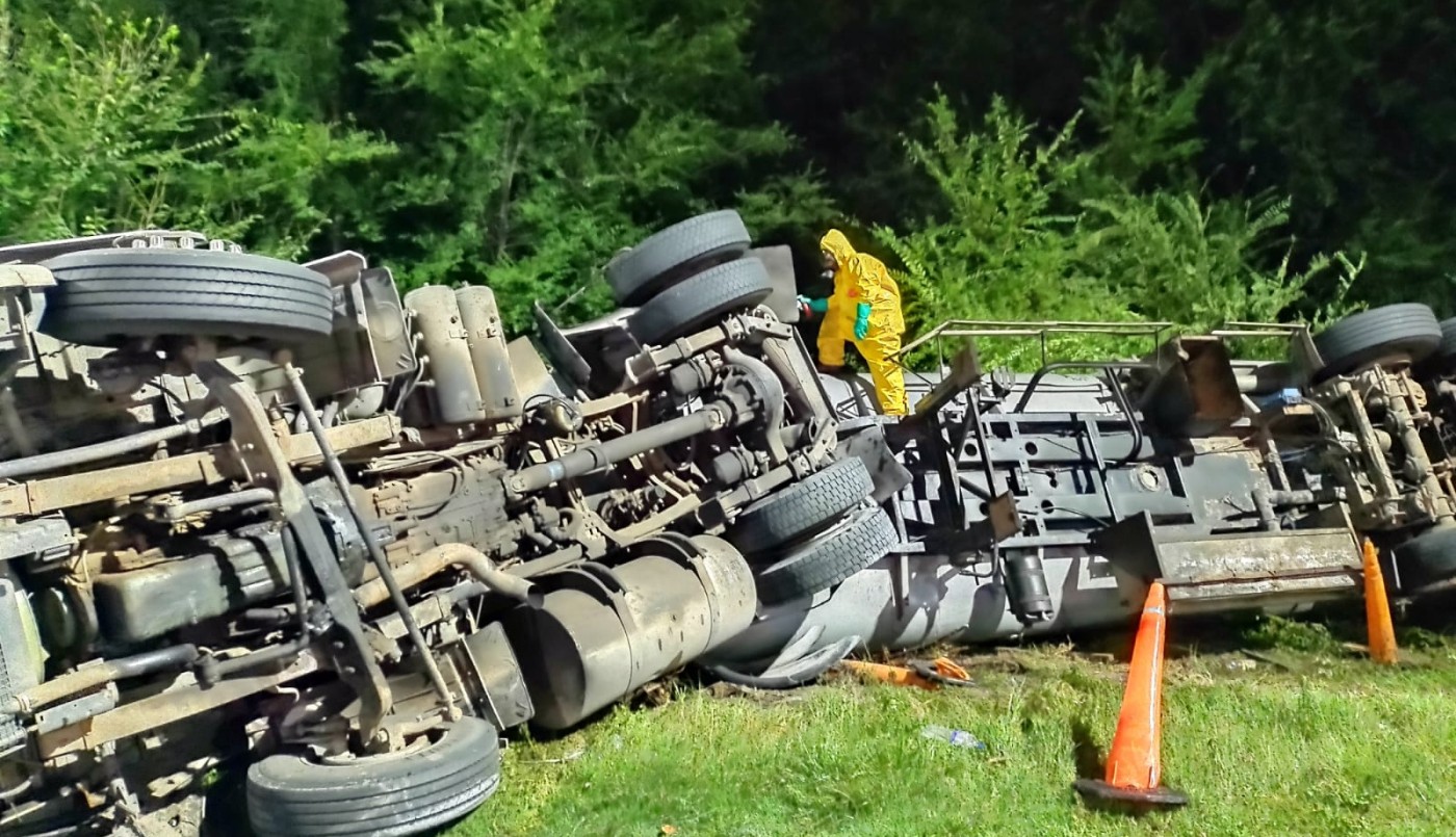 Camión cisterna sufre accidente y derrama sustancia | Córdoba