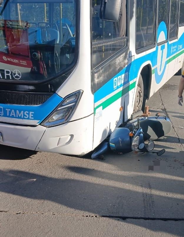 Una moto chocó contra un colectivo de transporte urbano: se investigan las causas del siniestro | Córdoba