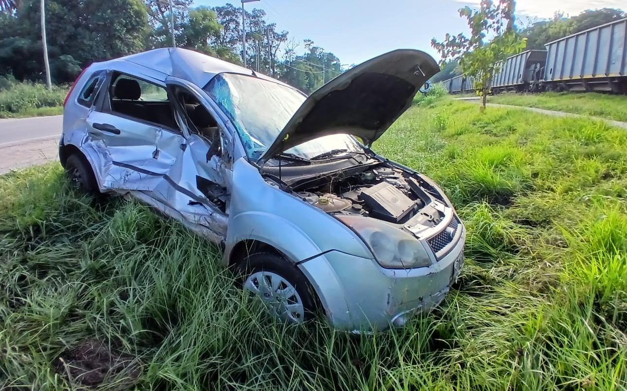 Un auto chocó contra un tren de carga en Córdoba: hay un herido | Córdoba