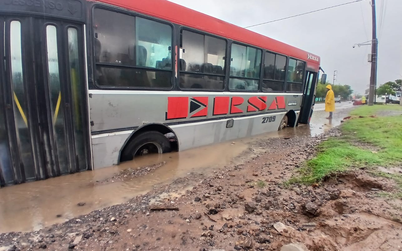 Por el temporal, un colectivo se hundió en plena vía pública | Córdoba