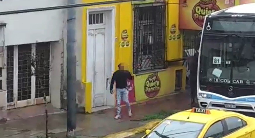 Video: detuvieron a un hombre por agredir al chofer de un colectivo | Córdoba