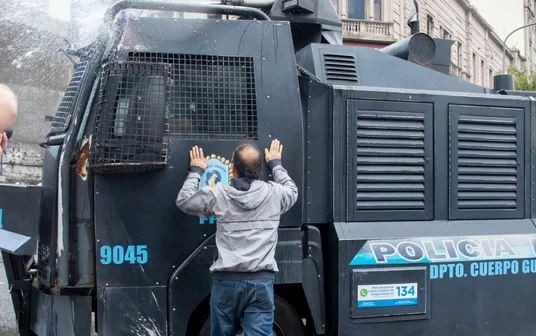 Marcha de los jubilados: hay 20 policías heridos tras ser atacados por los barrabravas | Actualidad
