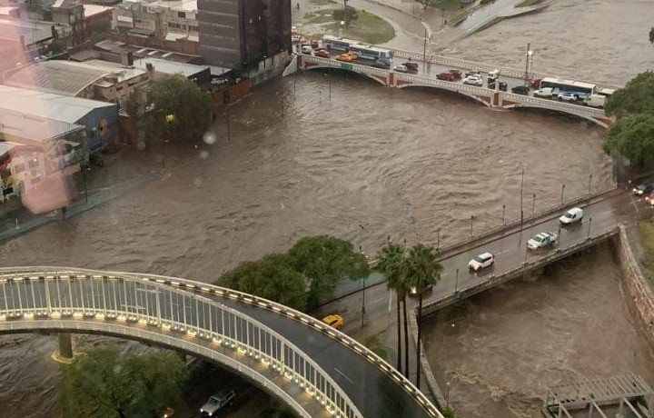 La Costanera continúa cortada tras la crecida del río Suquía: el caudal volvió a aumentar y piden precaución | Córdoba
