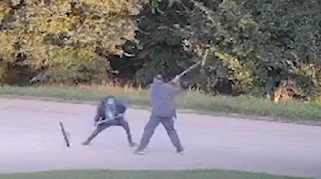 Dos barrenderos se pelearon a escobazos | VIDEOS TFN CORDOBA