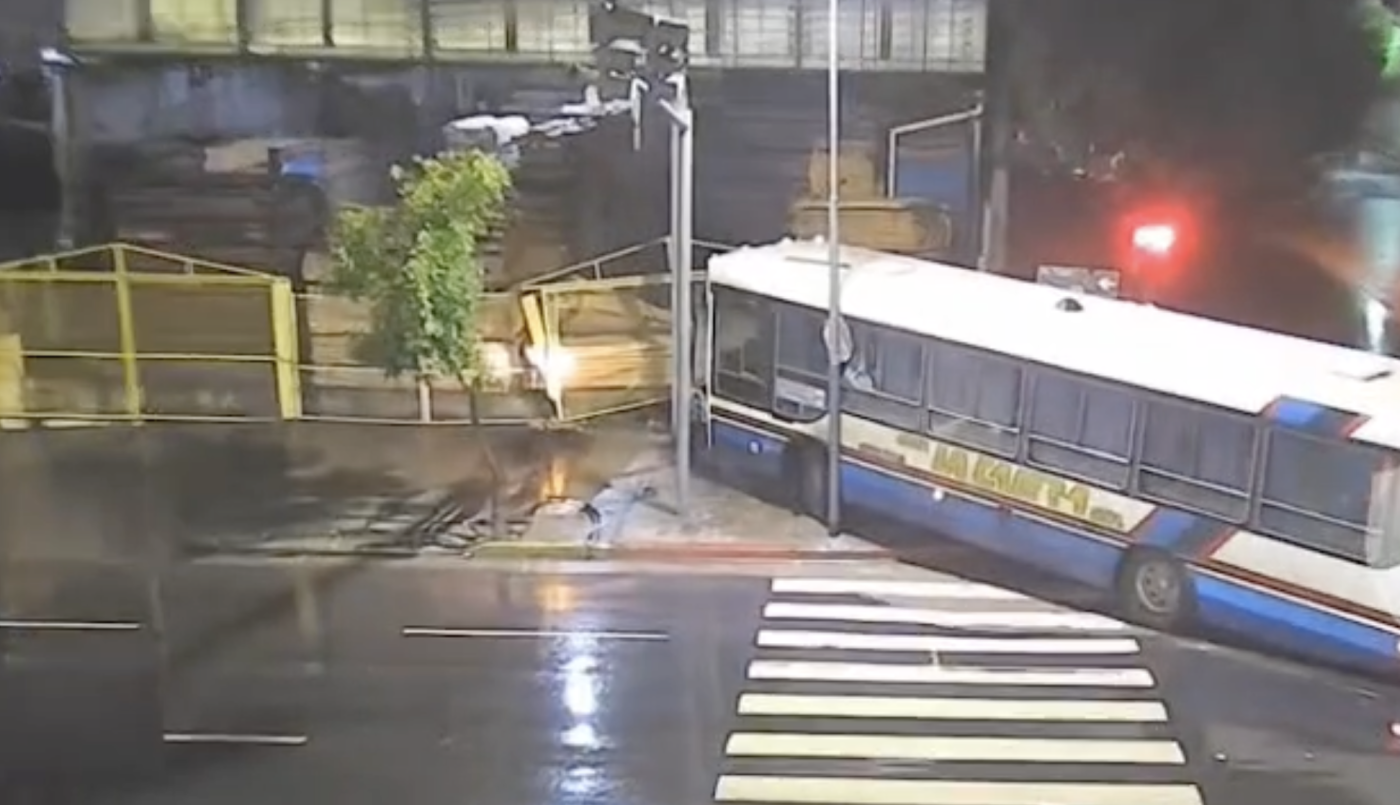 "En esta esquina siempre pasa algo": el dueño de la maderera habló tras el choque del colectivo | Córdoba