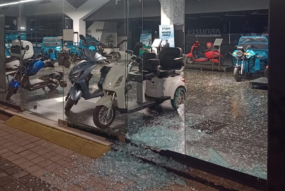 Video: detuvieron a un joven de 16 años tras dañar una vidriera y robar una Scooter | Córdoba