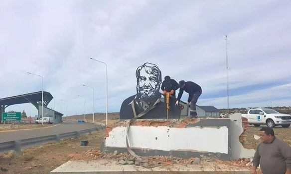 El intendente de Río Gallegos, tras la destrucción del monumento de Osvaldo Bayer: “Es de mucha pobreza intelectual” | Política y economía