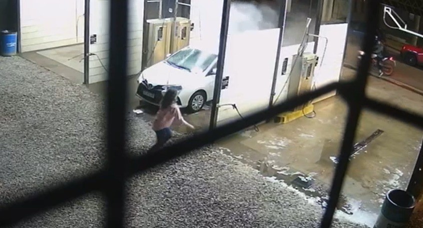 Video: les intentaron robar y se defendieron con el chorro de la hidrolavadora | Córdoba