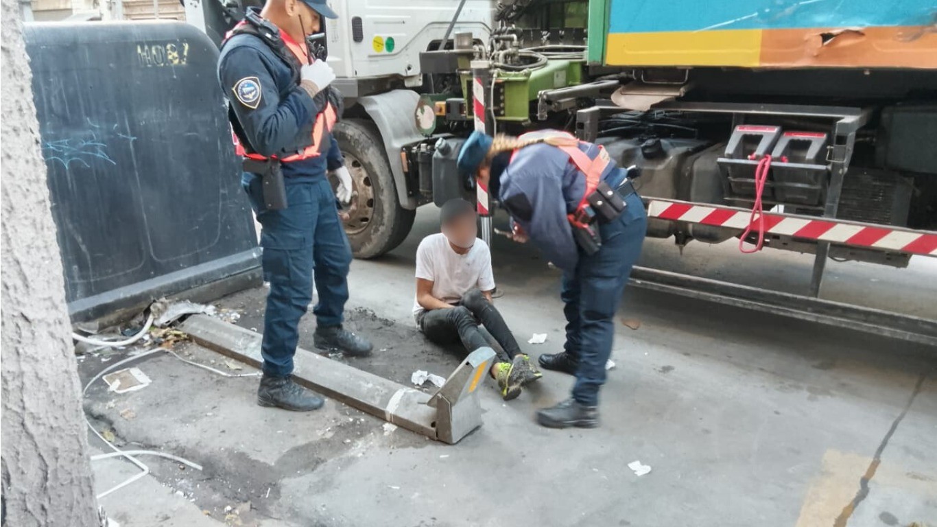 Lamentable: dormía en un contenedor y terminó dentro del camión de basura | Córdoba