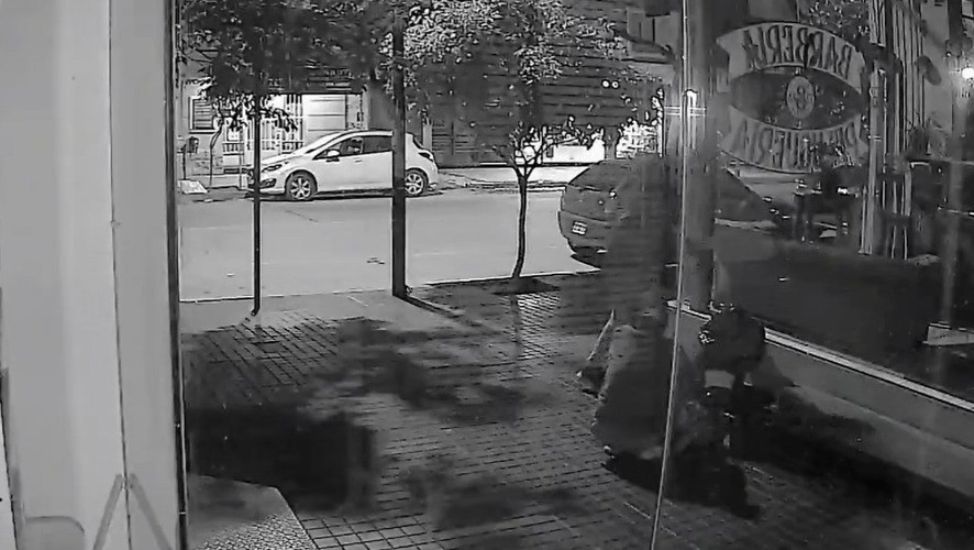 Delincuentes treparon hasta un balcón de un edificio para robar y quedaron filmados | Córdoba