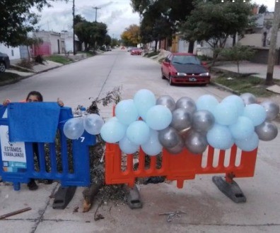 Vecinos de Río Cuarto festejaron el “cumplemes” de un bache sin reparar | Córdoba