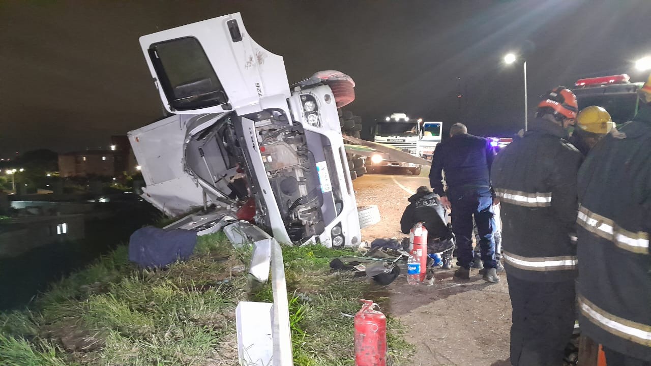 Un camión con ladrillos volcó en Circunvalación | Córdoba
