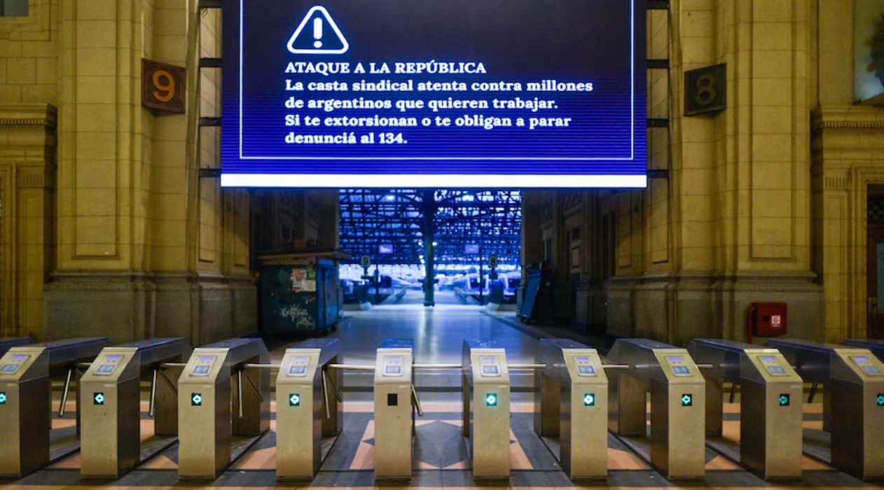 “Ataque a la República”, el mensaje del Gobierno nacional en las estaciones de trenes | Actualidad