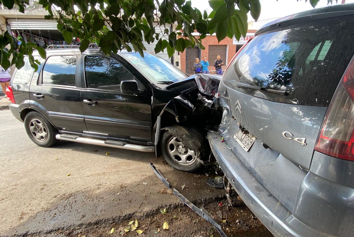 Choque múltiple en Córdoba arrasó con un poste y terminó dentro de una peluquería | Córdoba