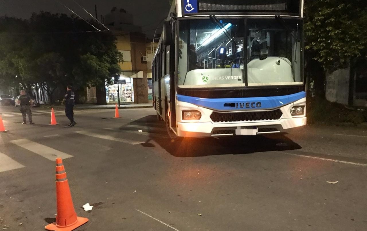 Un trolebús atropelló a una joven en Córdoba: está internada con un traumatismo de cráneo | Córdoba