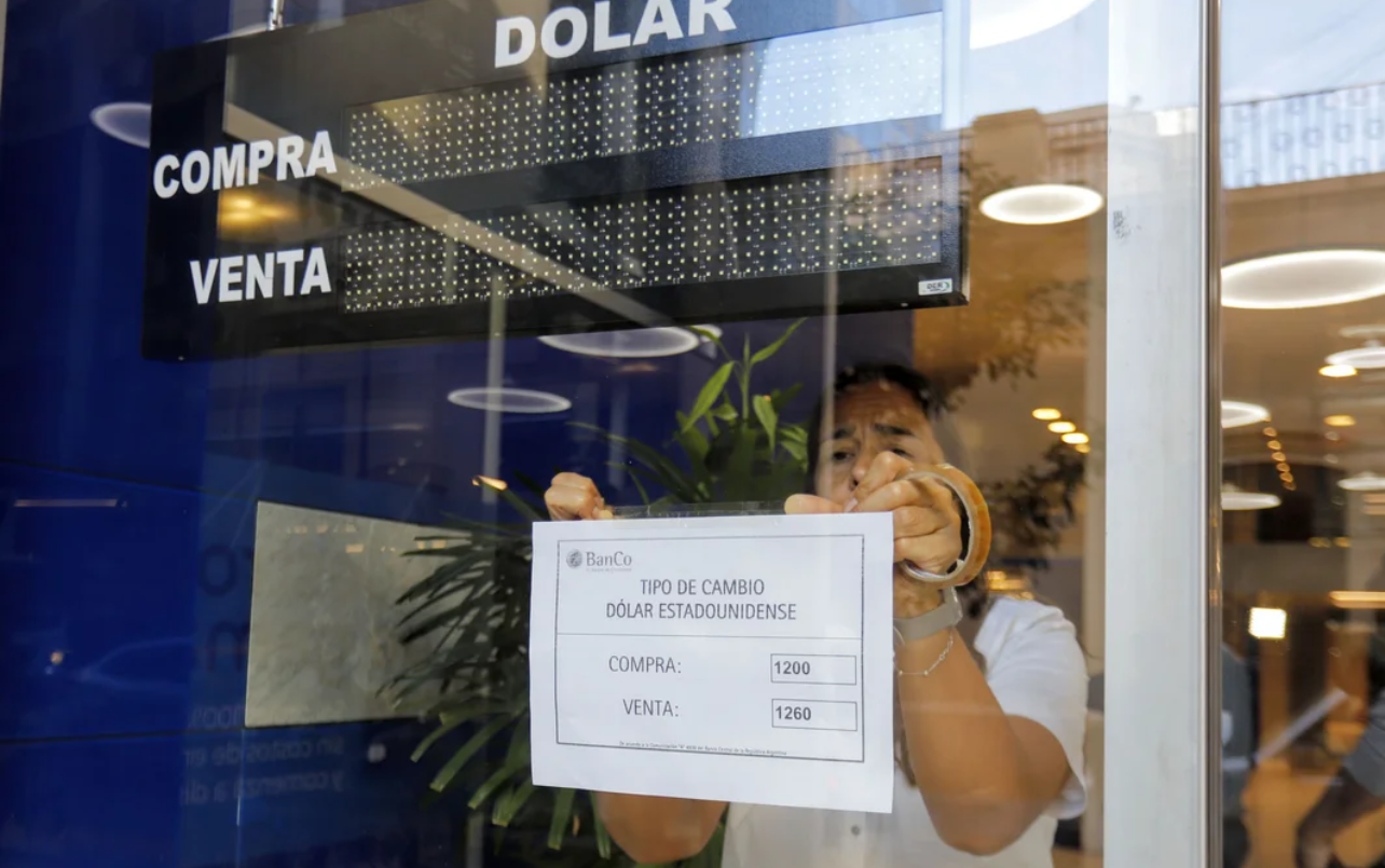 El dólar sin cepo abrió a $1260 en casas de cambio | Política y economía