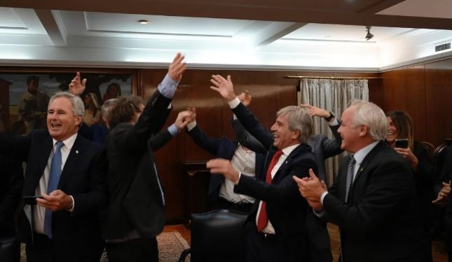 Milei visitó el Ministerio de Economía, festejó y se volvió caminando a la Casa Rosada | Política y economía