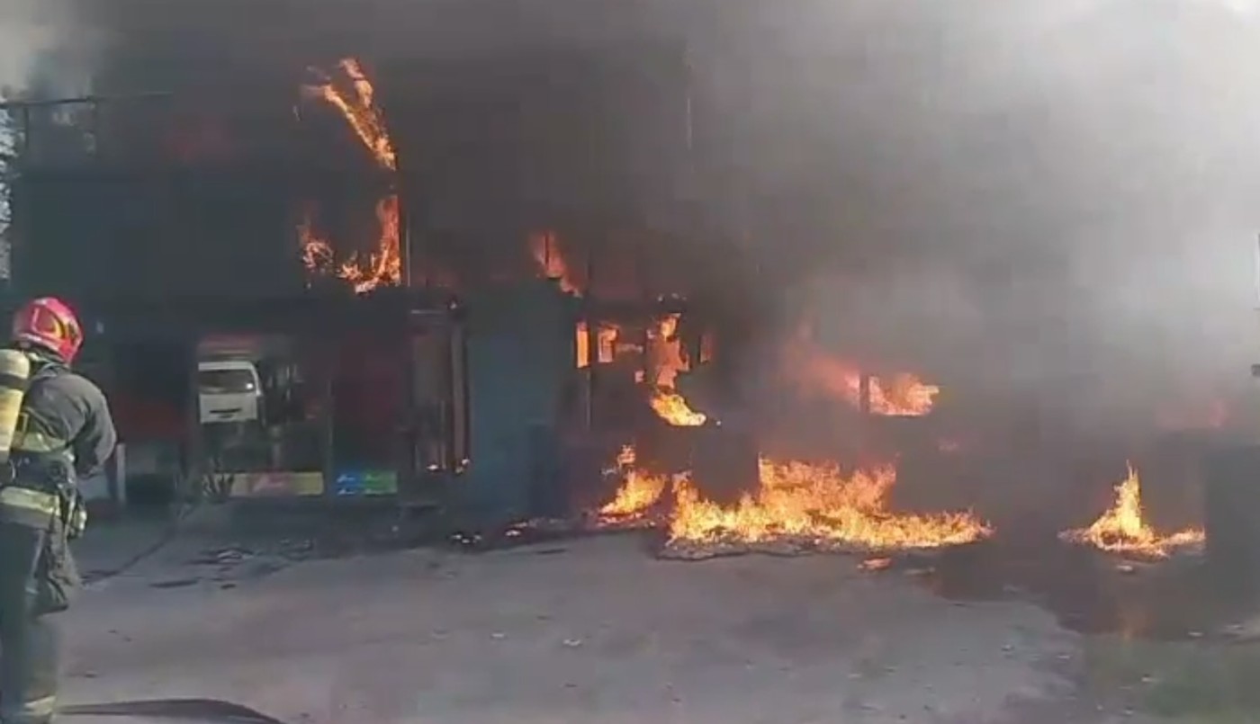 Devastador incendio en una fábrica de pintura en el ingreso a Malvinas Argentinas | Córdoba