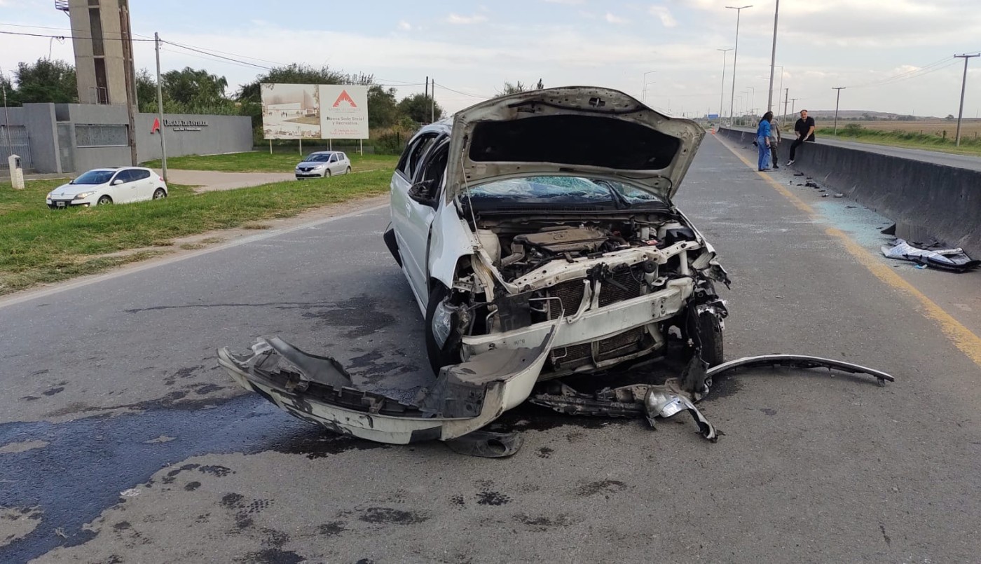 Impactante vuelco: dos heridos tras chocar contra un guardarraíl | Córdoba