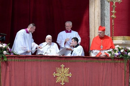 El papa saludó a los fieles desde el balcón de la Basílica de San Pedro | Actualidad