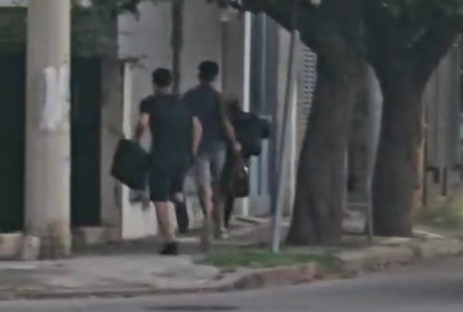 A plena luz del día: jóvenes robaron una casa en Córdoba y escaparon a pie | Córdoba