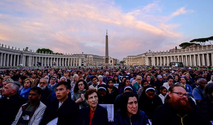 Miles de fieles rezaron el Rosario en la Plaza San Pedro en memoria del papa Francisco | Internacionales