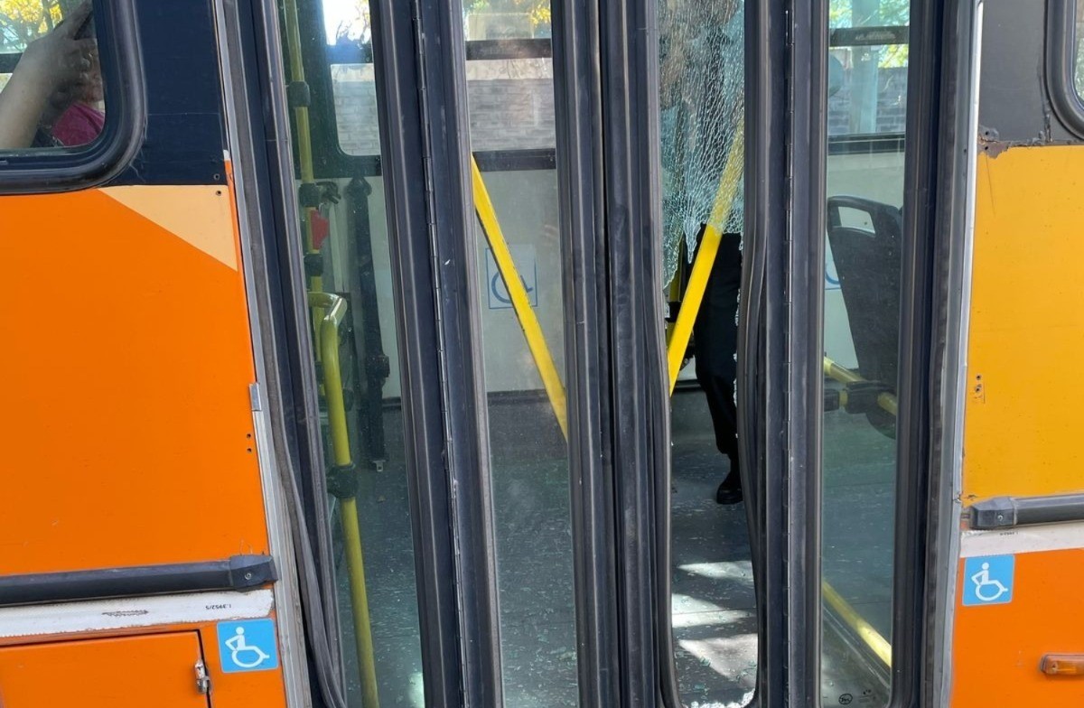 Intentó vender mercadería en un colectivo urbano, no la dejaron y destrozó la puerta trasera | Córdoba