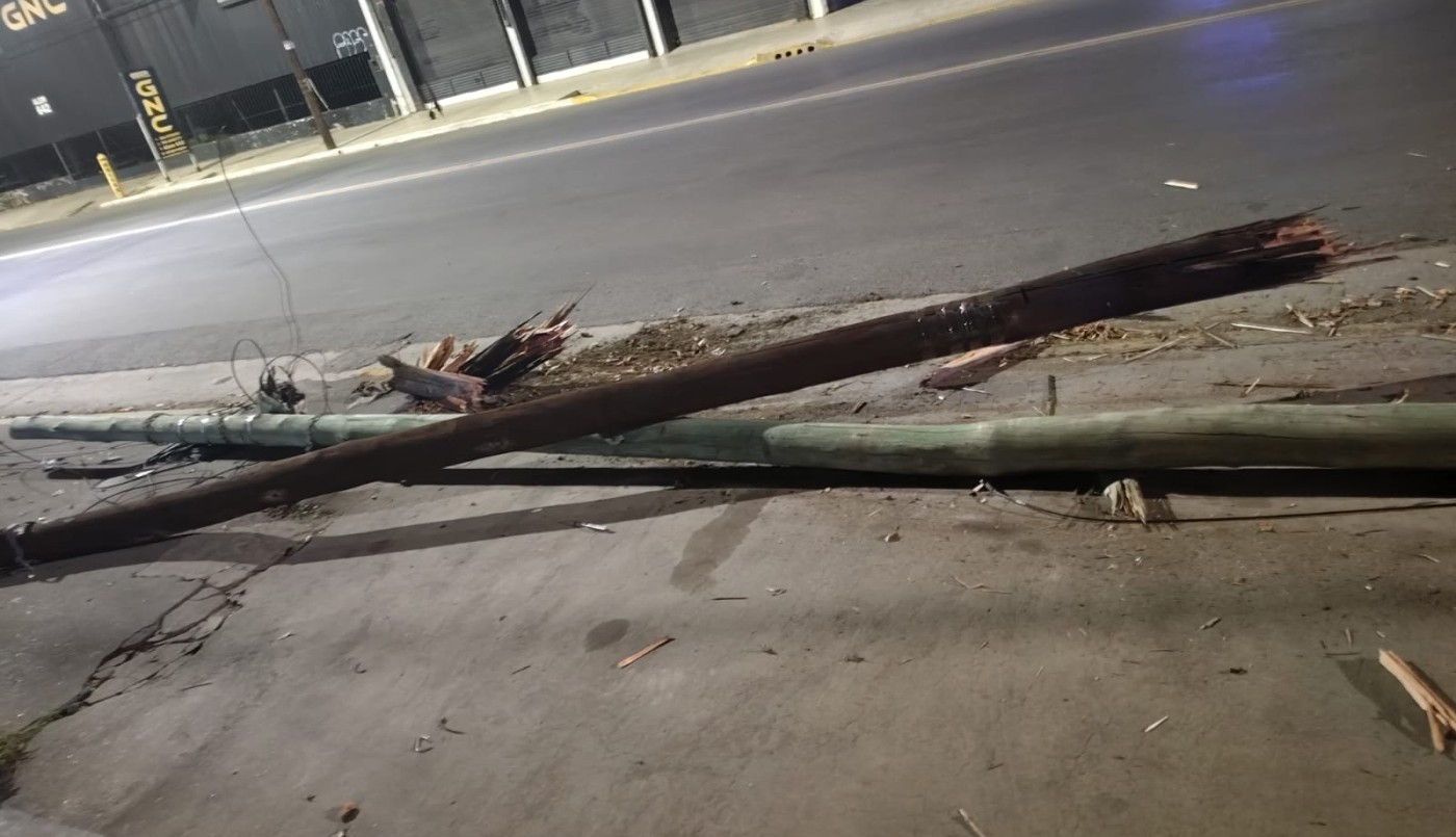 Jóvenes chocaron contra tres postes en barrio General Bustos: estaban alcoholizados | Córdoba