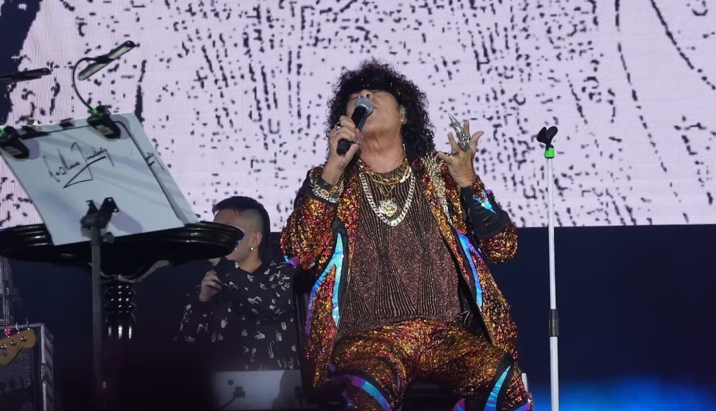 Con bota y sentado, La Mona Jiménez cantó a puro tunga tunga en el Kempes: qué le pasó | Espectáculos