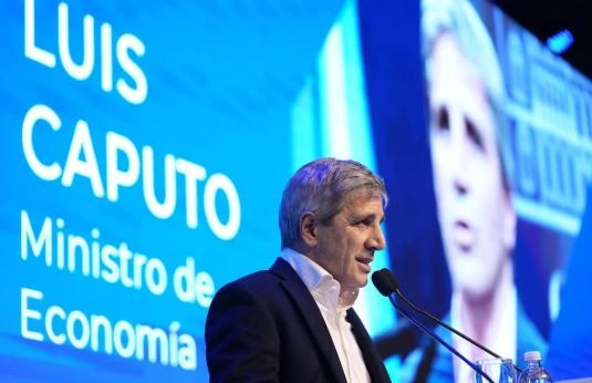 Caputo confirmó que el Gobierno trabaja en un IVA compartido con las provincias | Política y economía