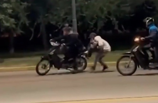 Video: se descuidó un minuto y le robaron su motocicleta en Córdoba | Córdoba