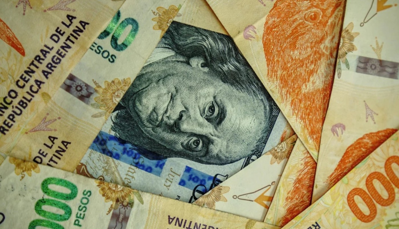 Se derrumban las cotizaciones de los dólares: ¿puede llegar a $1.000 como quiere Milei? | Política y economía