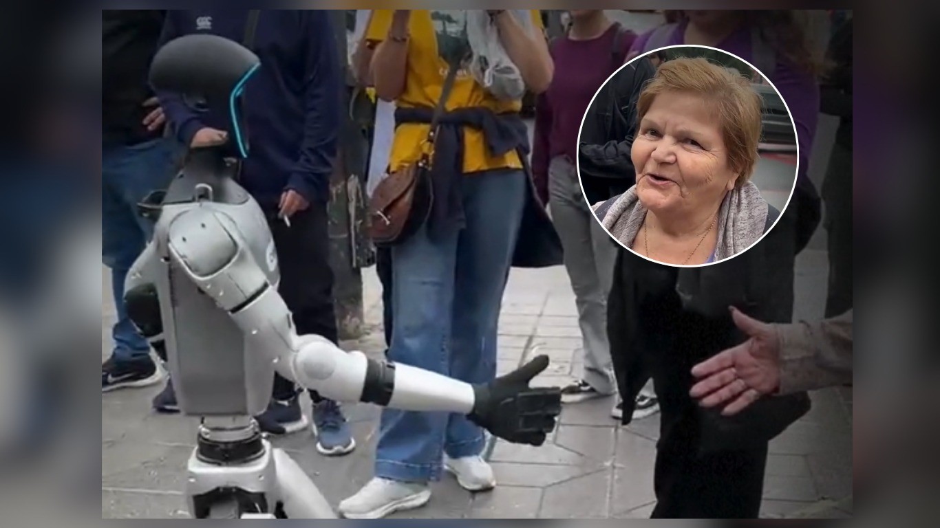 Asombro en Córdoba: un robot humanoide caminó por el centro y sorprendió a todos | Córdoba