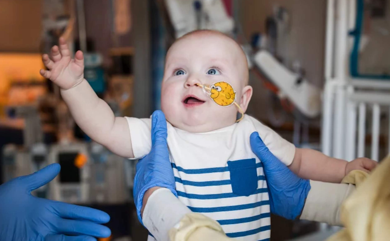 Un bebé recibe el primer tratamiento genético personalizado del mundo | Internacionales