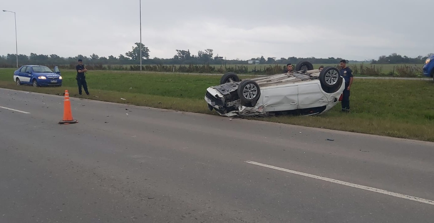 Accidente en Ruta 5: un auto volcó tras chocar con una máquina agrícola | Córdoba