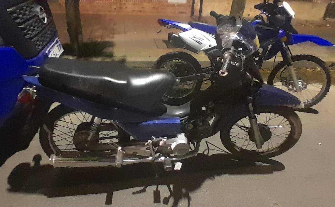 Policía detiene a un joven y secuestra dos motos tras atender a un hombre desvanecido | Córdoba