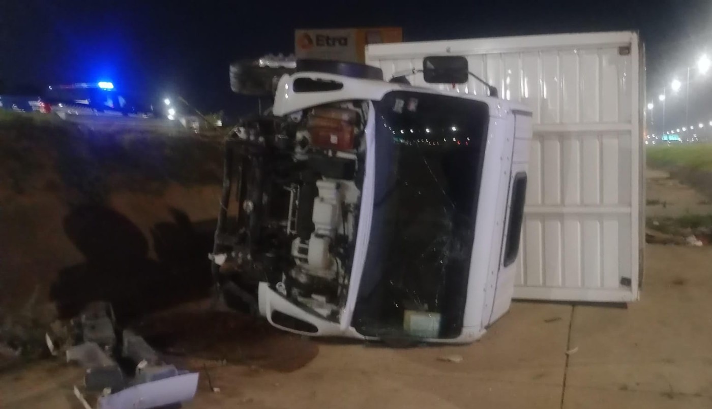 Camión volcó y quedó dentro de un canal en Córdoba | Córdoba