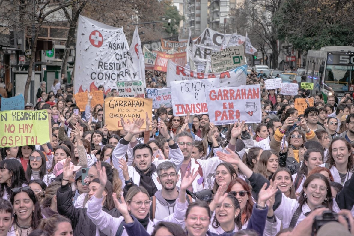 El Gobierno aumentó los salarios a residentes del Garrahan | Actualidad