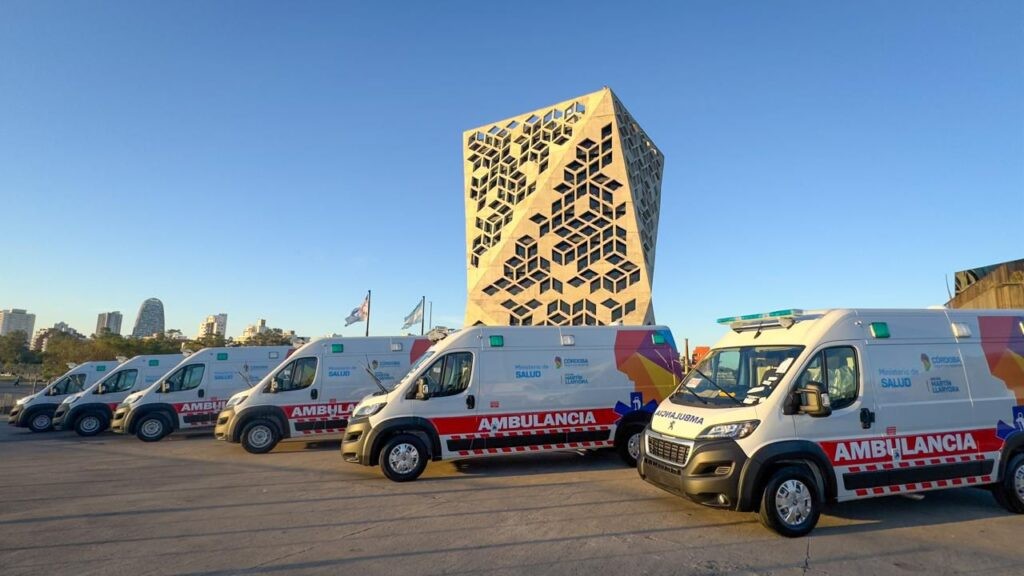 El Gobierno provincial presentó 66 ambulancias de alta tecnología para hospitales | Córdoba