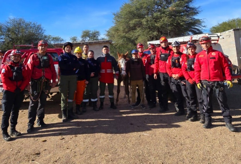Cura Brochero: rescataron a un caballo que cayó en un pozo de tres metros | Córdoba