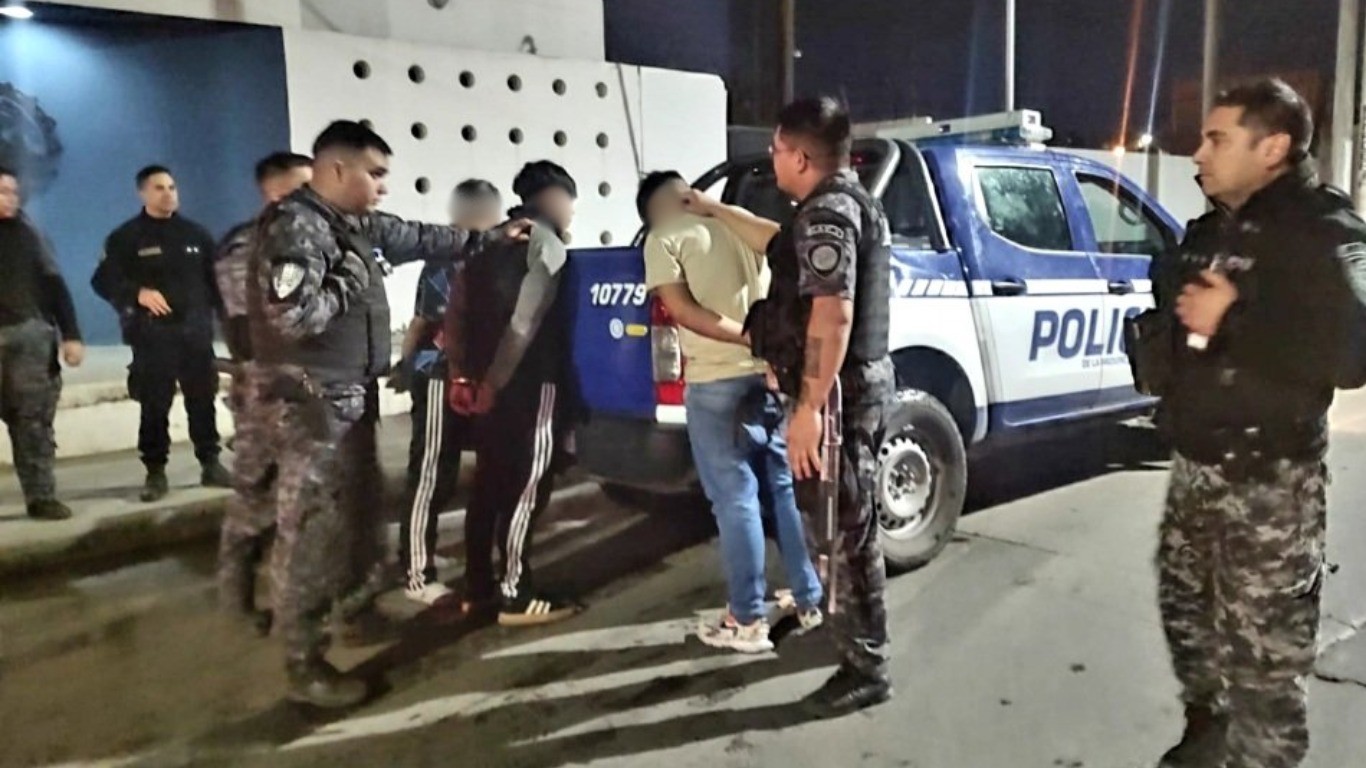 Tres menores de 15 años arrojaron una bomba molotov e incendiaron el auto de un policía | Córdoba