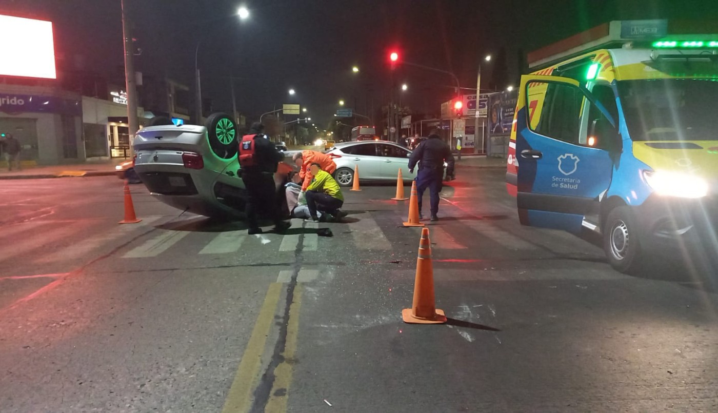 Siniestro vial en Córdoba: un auto terminó volcado tras colisionar contra otro | Córdoba
