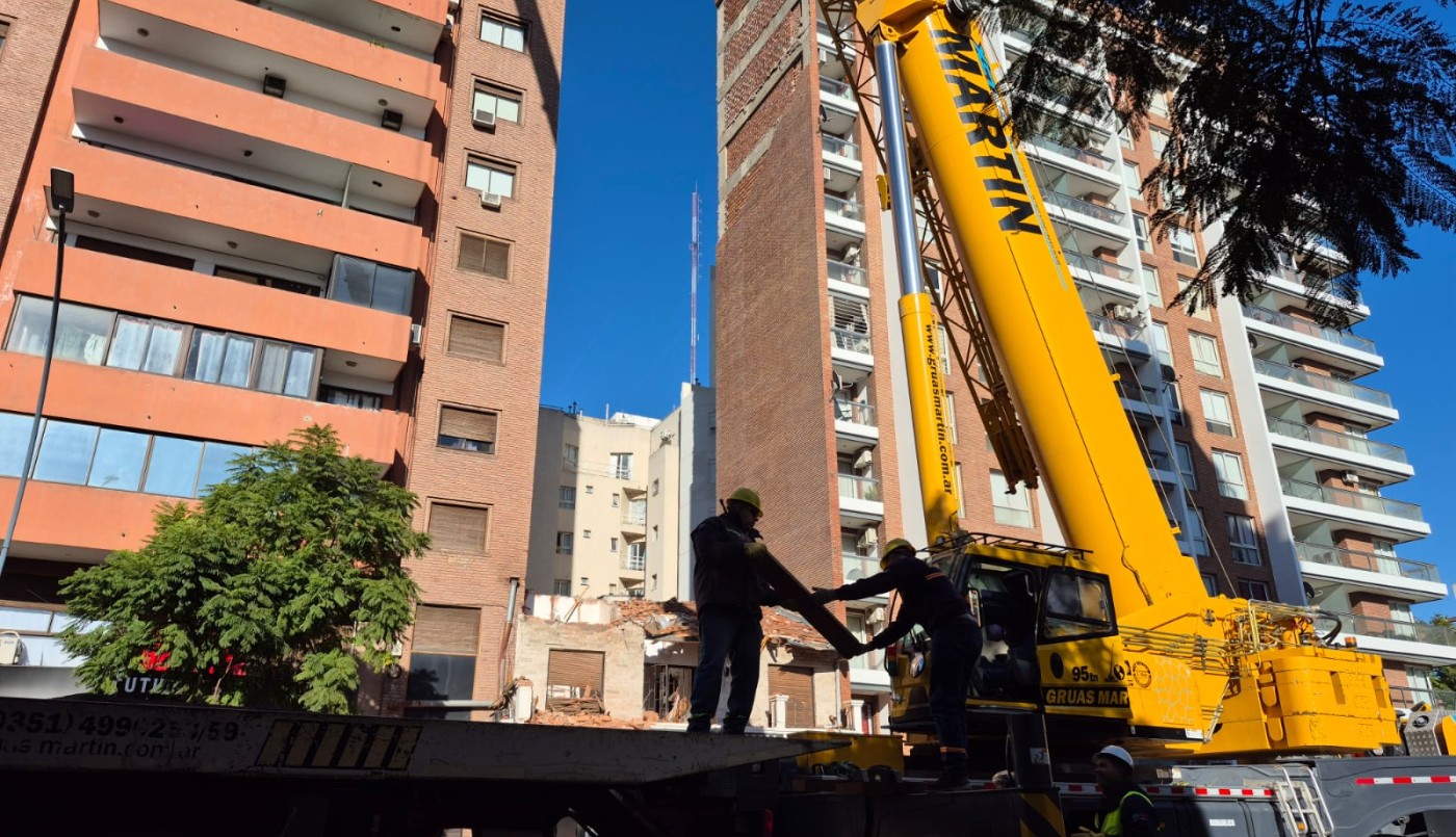 A tres semanas del trágico derrumbe, comenzó la demolición en el revestimiento del edificio | Córdoba